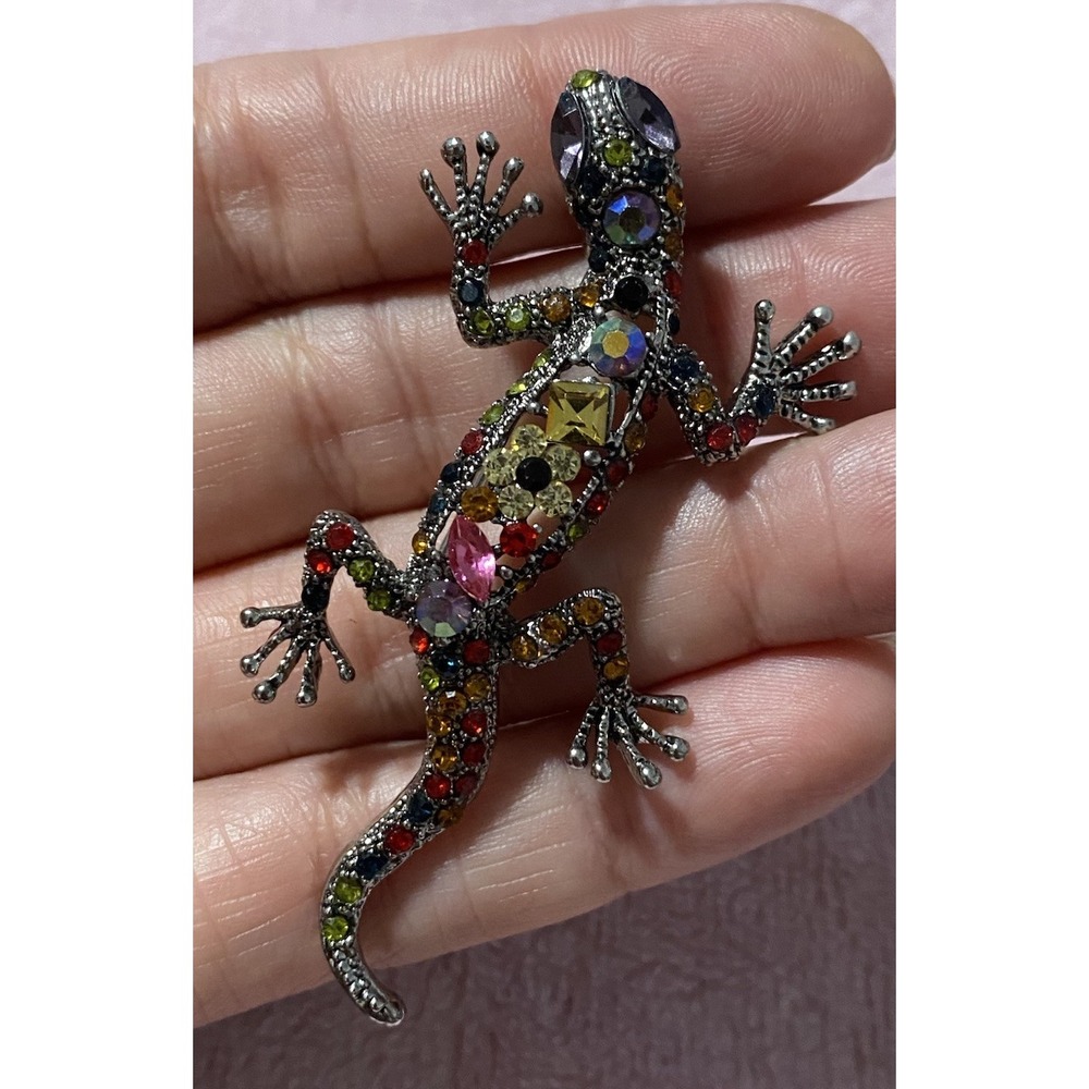 VNTG Lizard Multicolor Rhinestone Brooch Silver Tone Gecko In Your Garden Theme